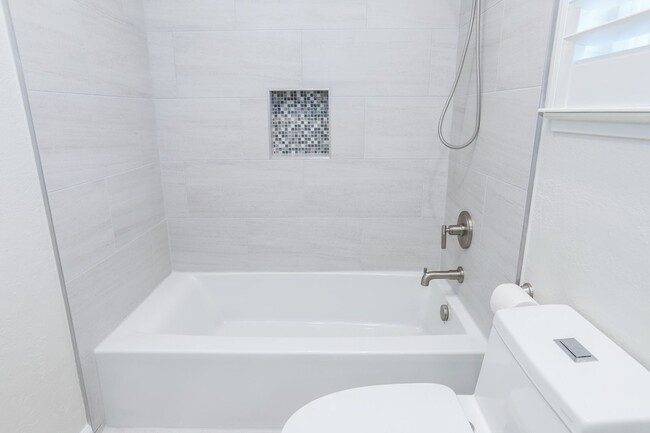 Building Photo - 3 Bed / 2.5 Bath bright and spacious home ...