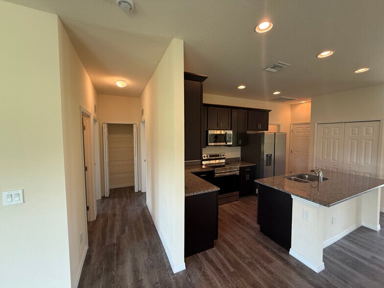 Building Photo - 1136 S Hilton Cir