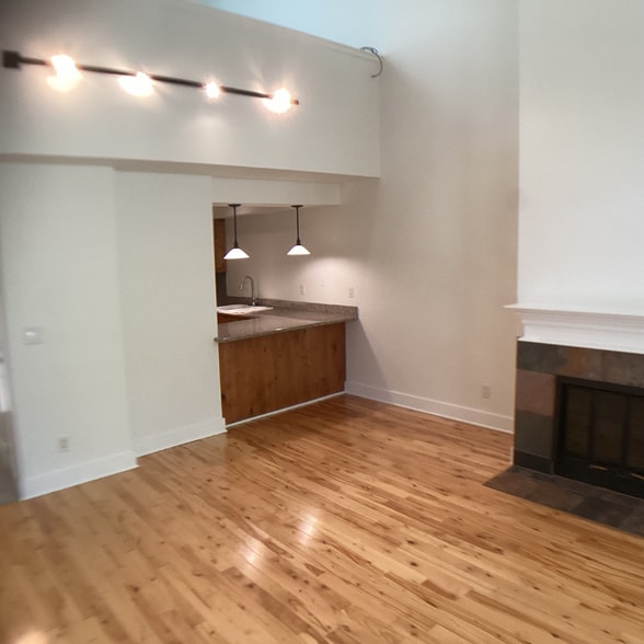 Building Photo - 720 E Lenz Ln