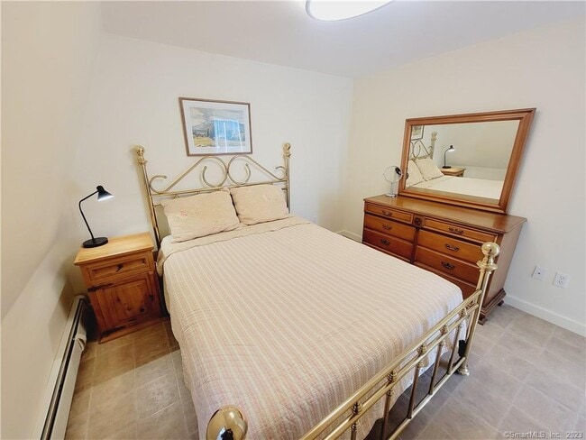 Building Photo - 4 -8 E Lake Rd