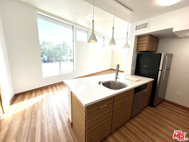 Building Photo - 503 N San Vicente Blvd