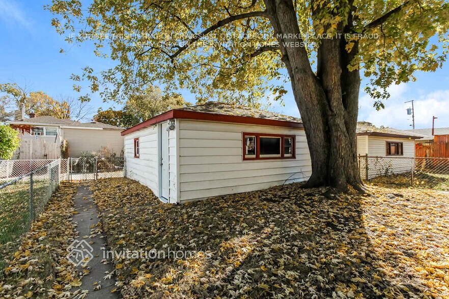 Building Photo - 10115 S California Ave