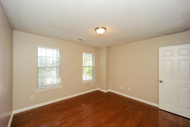 Building Photo - 19 Woodlake Dr