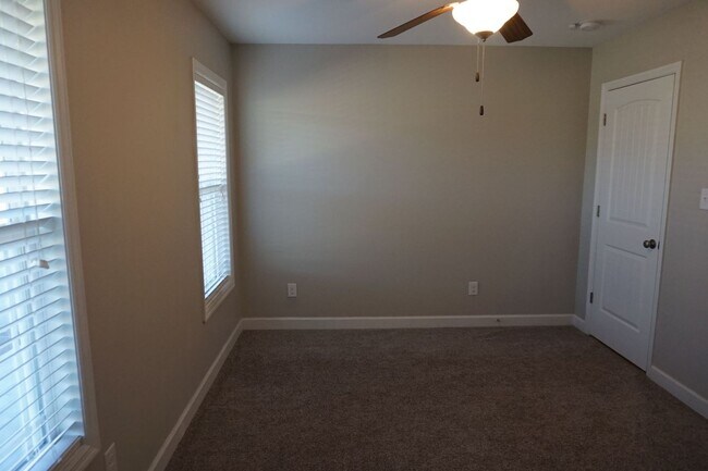 Building Photo - 3 Bedroom 2 Full bathrooms w/ Bonus room in Richlands!