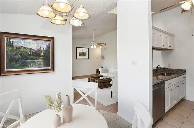 Building Photo - Charming Top-Floor Condo in the Heart of V...