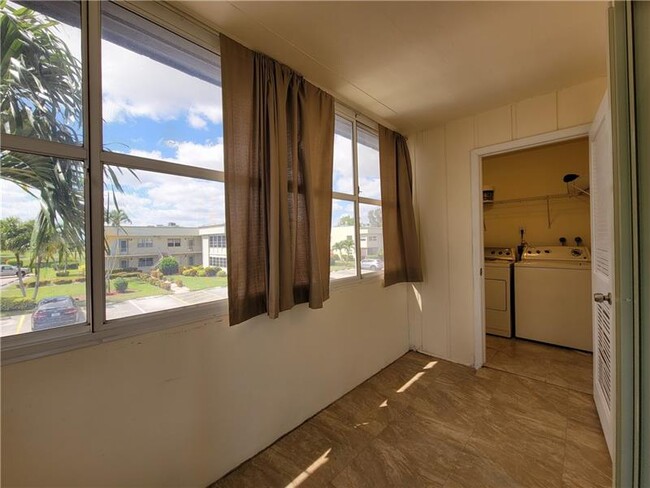 Building Photo - 480 Burgundy N