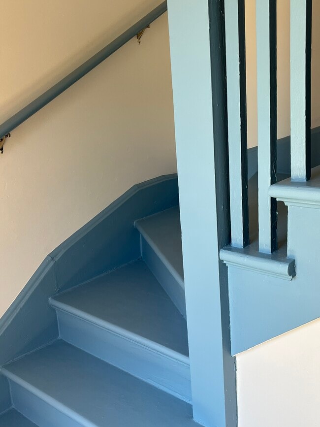 Second floor in an apt on high ground, flood waters not likey to get you! - 504 Adams St