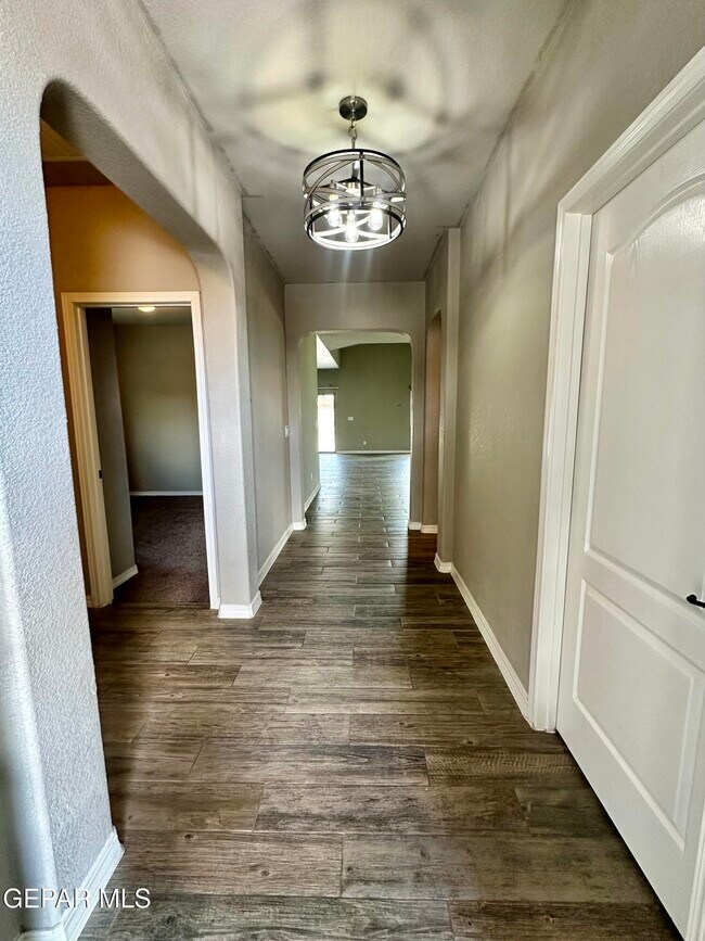 Building Photo - 7785 Enchanted Cir Dr