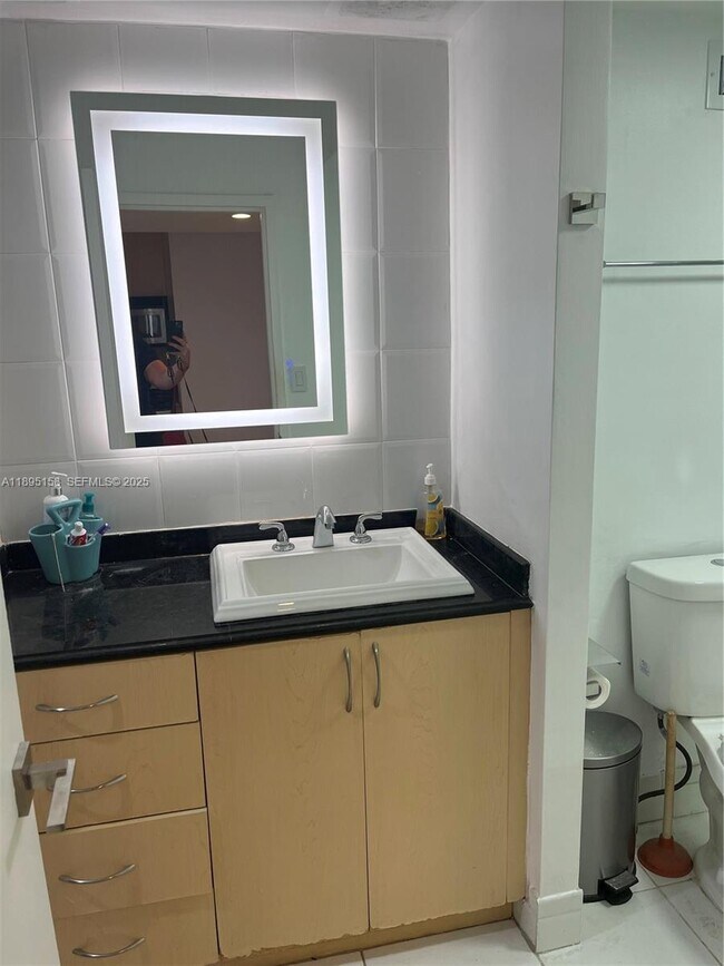 Building Photo - 100 Lincoln Rd