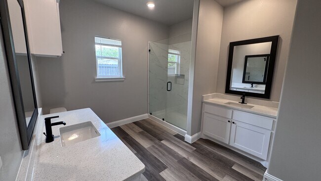 Building Photo - 117 Hessed St