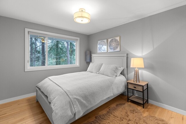 Building Photo - 4 bedroom 3 bath Mercer Island