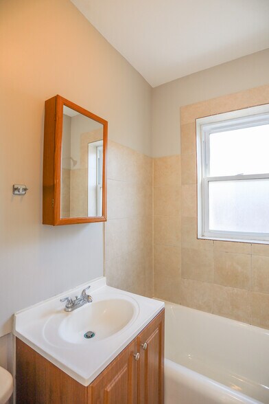 Building Photo - 4051 W Melrose St