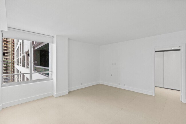 Building Photo - 1541 Brickell Ave