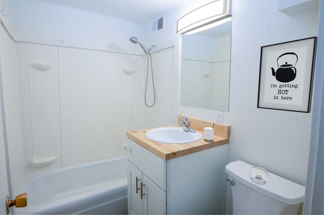 Building Photo - 1422 S Willson Ave