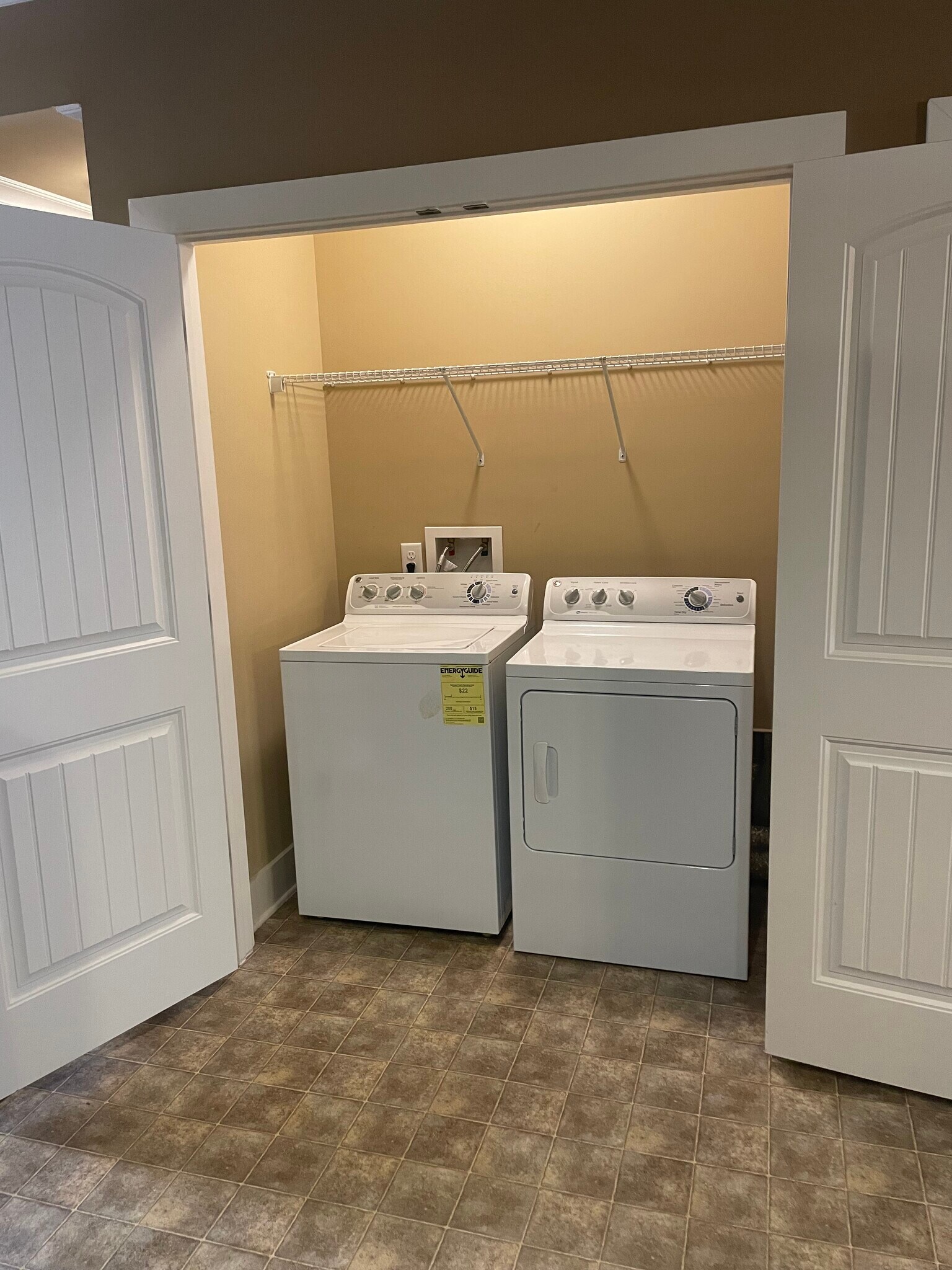 Building Photo - 627 Flag Cir