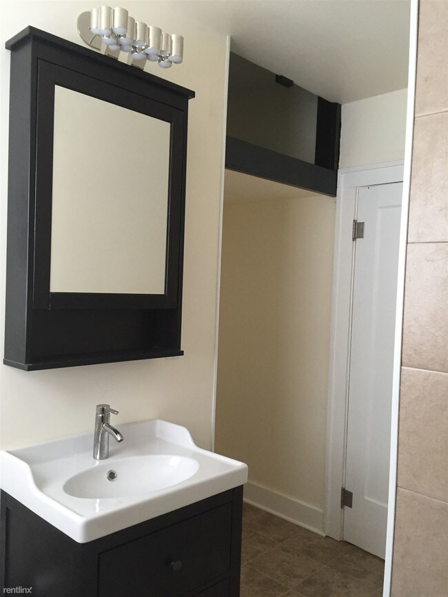 Building Photo - 2 br, 1 bath 4plex - 518 E Locust St Apt 1