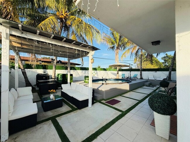 Building Photo - 16950 SW 93rd Ave