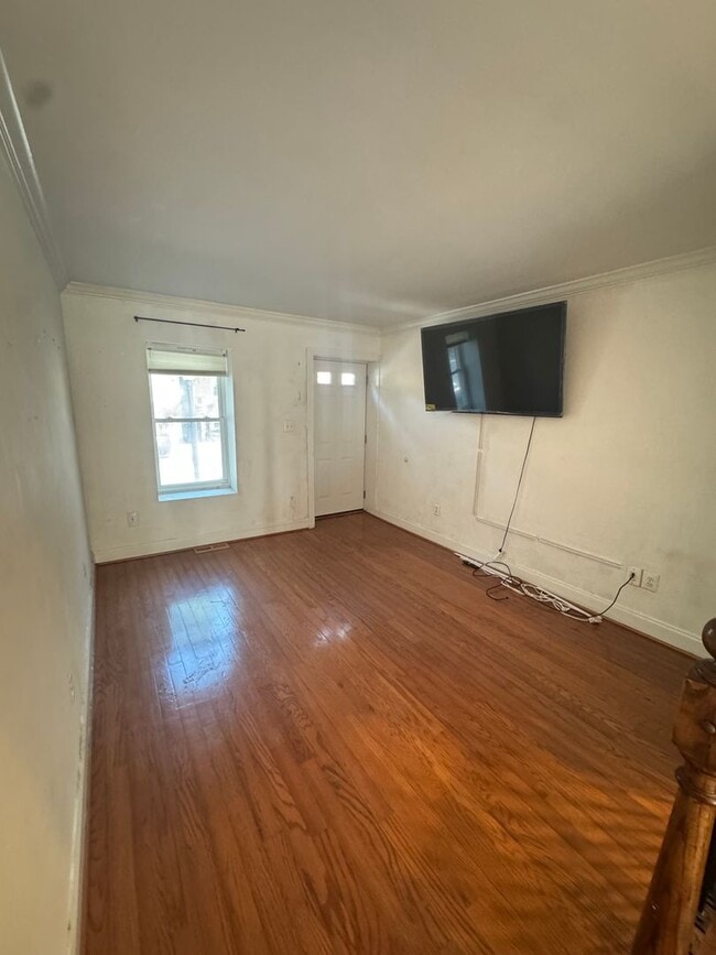 Building Photo - Spacious 4 Bed / 3 Bath Townhome in the He...