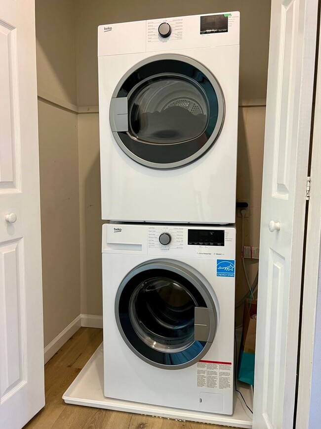 Building Photo - Great Natural light, Treetop Views with 2 Primary Suites plus OFFICE and a 2 car garage, It is li...