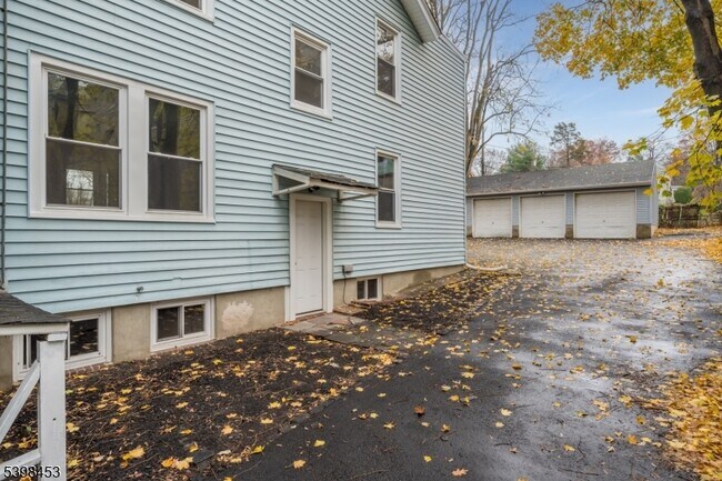 Building Photo - 160 Academy St