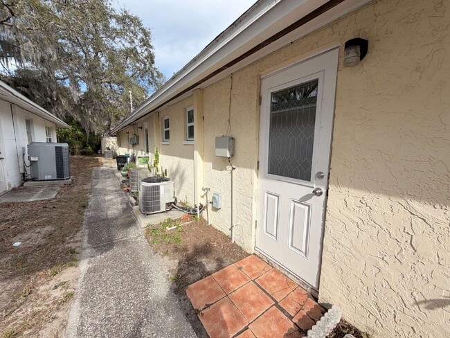 Building Photo - 1-Bed in Holiday, FL – Cozy 600 Sq Ft on Silver Spur Dr
