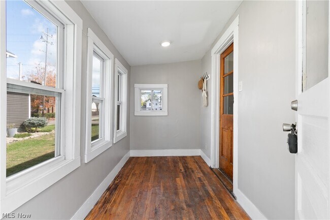 Building Photo - 132 31st St SW