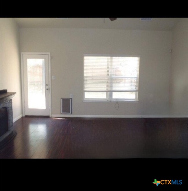 Building Photo - 313 Goldenrod Dr