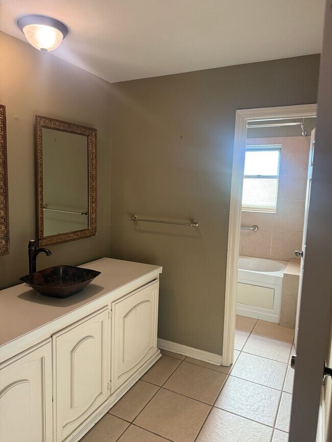 Building Photo - Rental Available Now in Lake Sherwood Acres!