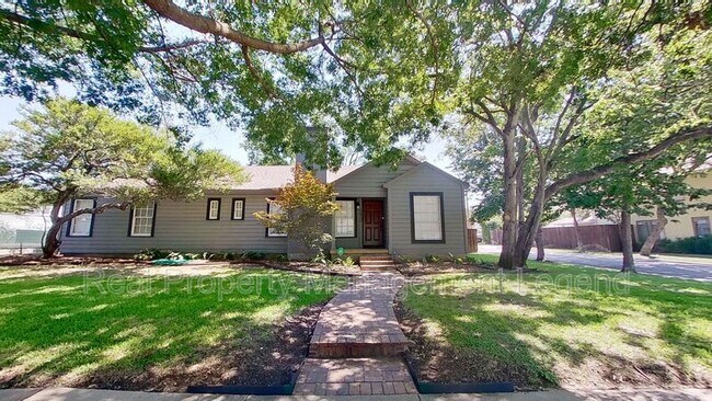 Primary Photo - 5830 Kenwood Ave
