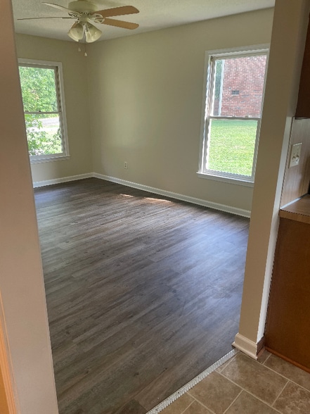 Building Photo - 207 Oak St