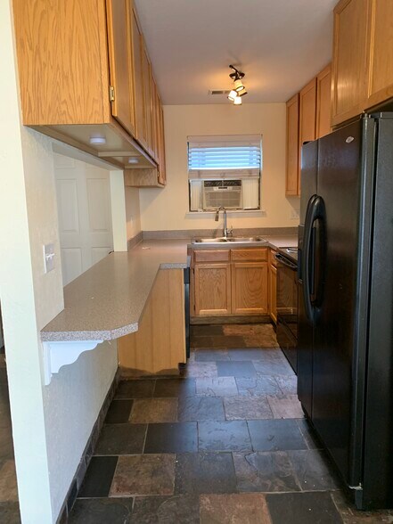 Building Photo - 225 E 8th Ave