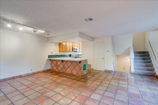 Building Photo - Beautiful End-Unit Townhome Centraly Located