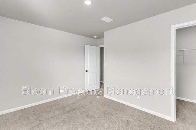 Building Photo - 205 Maple Hl Dr