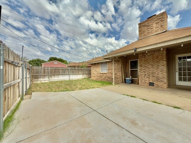 Building Photo - House For Rent
