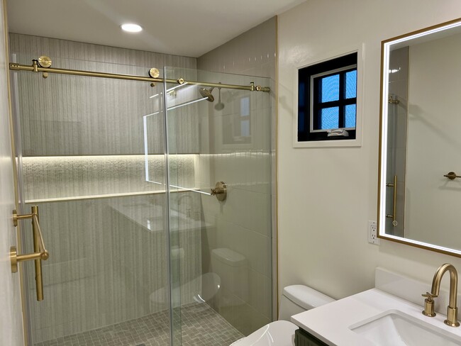 Building Photo - 753 Oak St