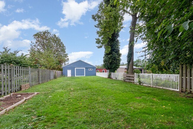 Building Photo - 4 Bedroom home in historic downtown Carlis...