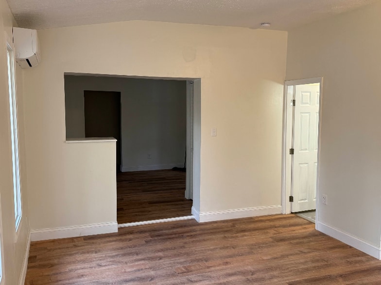 Building Photo - 10 Avon Rd