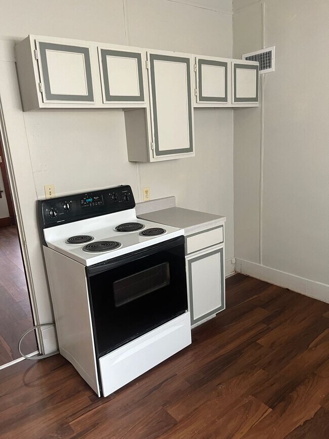 Building Photo - $795 - 2 bed 1 bath - Single Family Home