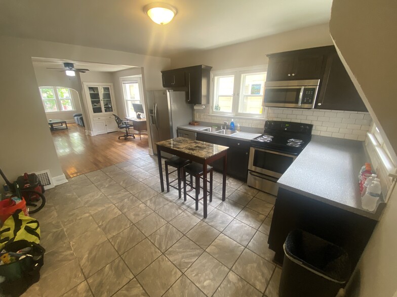 Kitchen - 2725 N Bremen St