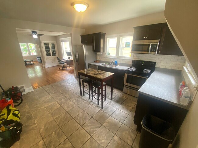 Kitchen - 2725 N Bremen St