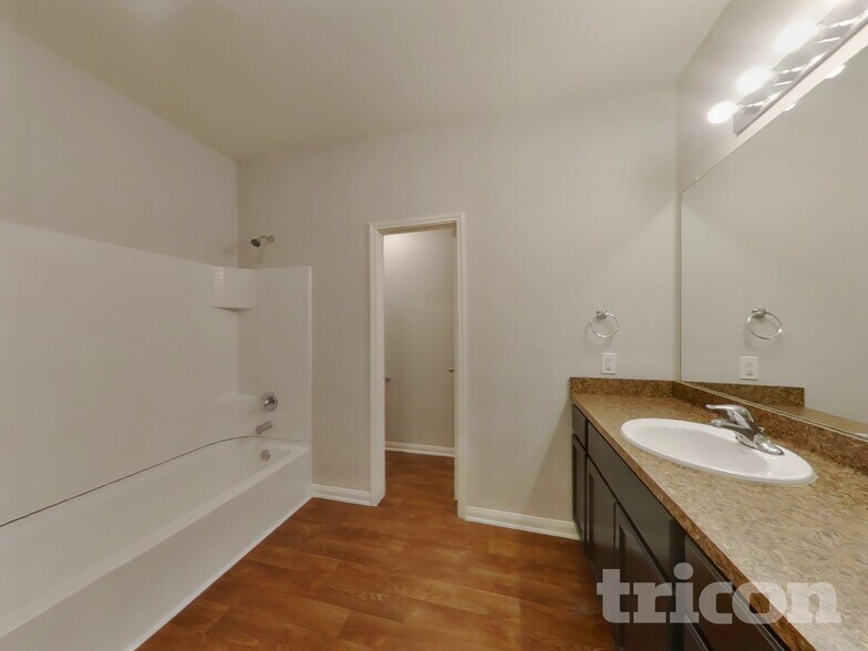 Building Photo - 17142 Common Point Dr