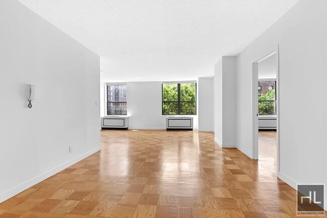 Primary Photo - Spacious 3-Bedroom, 2-Bath Apartment on We...