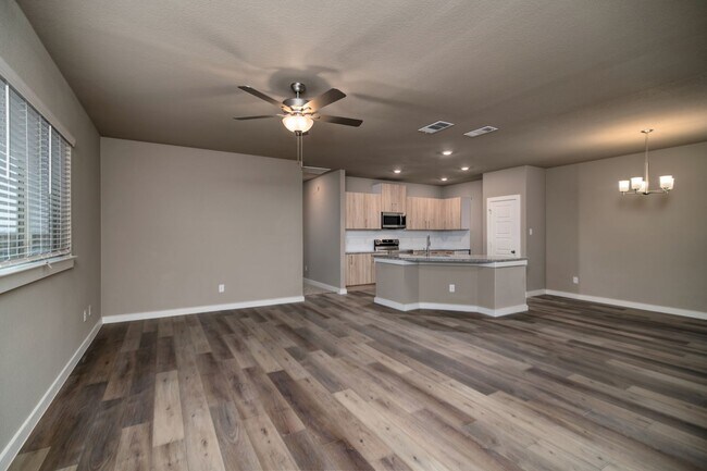 Building Photo - GORGEOUS 3 BEDROOM DUPLEX LOCATED IN MIDLO...