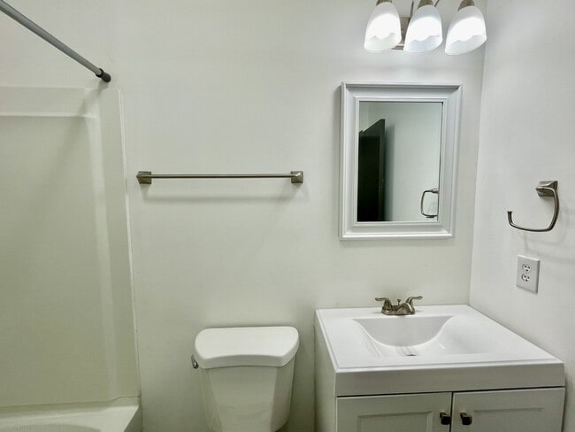 Building Photo - 3 Bed, 2 Bath Nest Near Cape Fear Valley