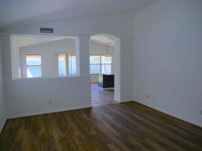 Building Photo - 3041 E Wahalla Ln