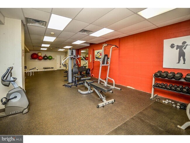 Building Photo - 4625 Pine St