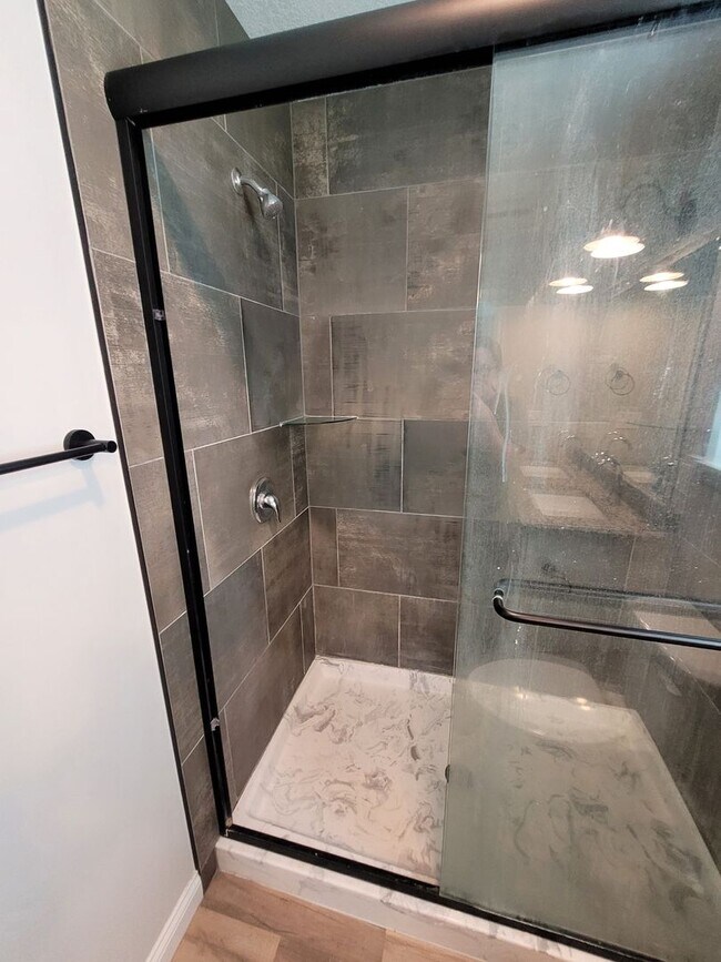 Building Photo - 3 Bedroom Home in South Columbia