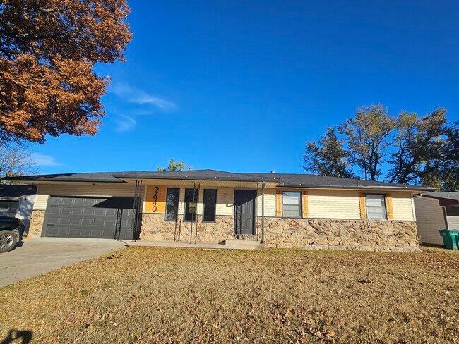 Primary Photo - 2640 N Gentry Ave