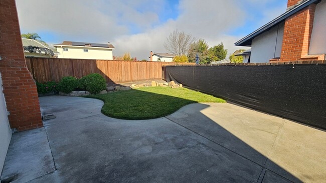 Building Photo - RENT WILL BE $3950 THROUGH MAY 2026!