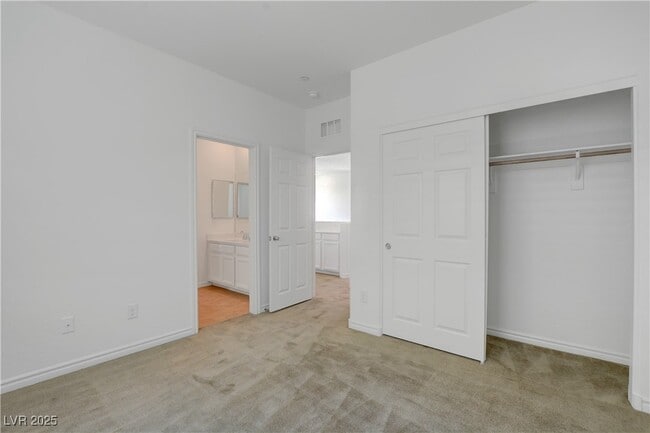 Building Photo - 882 Sycamore Falls St